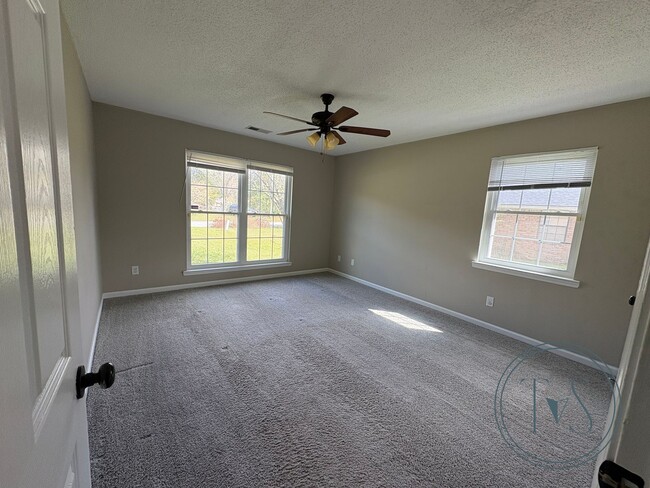 Building Photo - MOVE IN SPECIAL: $500 OFF 1ST MONTH'S RENT!**