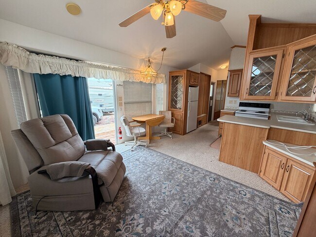 Building Photo - Charming 55+ Park Model in Caliente Casa De Sol