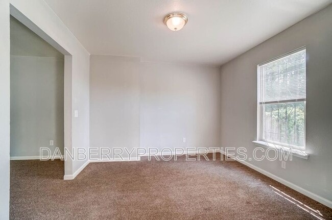 Building Photo - 3733 Willow Run Dr