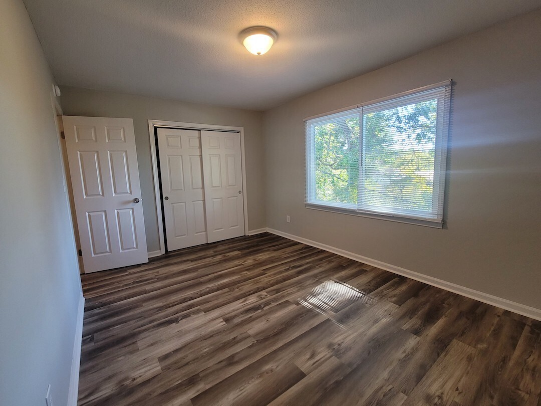 Building Photo - 105 Plaza Oaks Rd