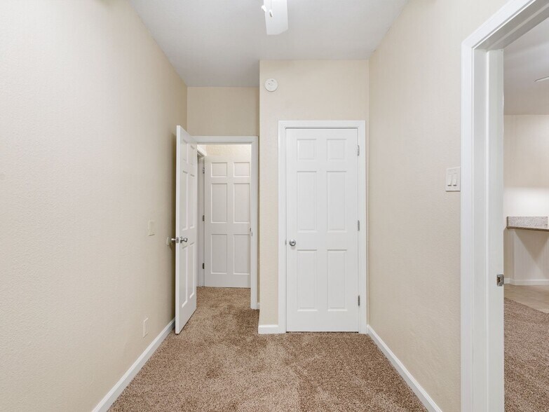 Building Photo - 1324 N Peterson Ave