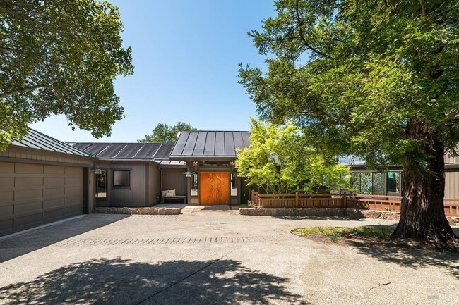 Building Photo - 1100 Bayhills Dr