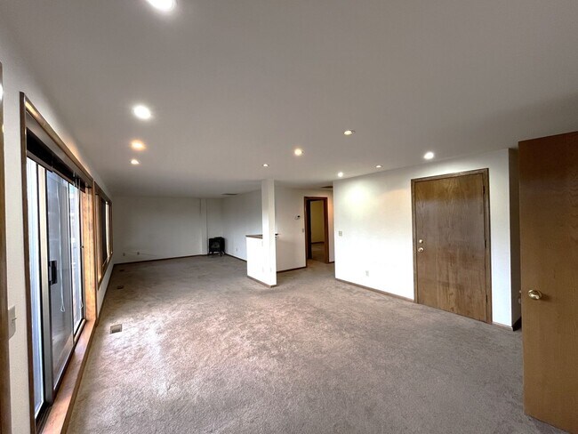 Building Photo - 180 Degree View of Bellingham Bay - Water/Sewer and Gas Included in Rent