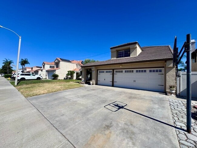 Building Photo - Spacious 5 Bedroom Home in Menifee Lakes with a 3 Car Garage for Lease!