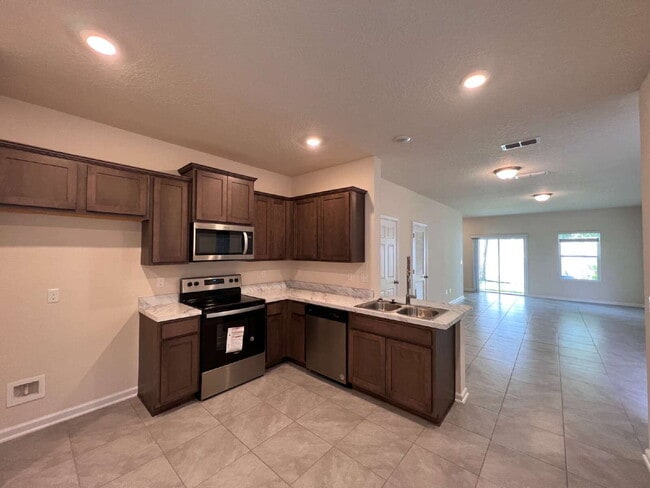 Building Photo - Charming 3-Bedroom Townhome for Rent in De...