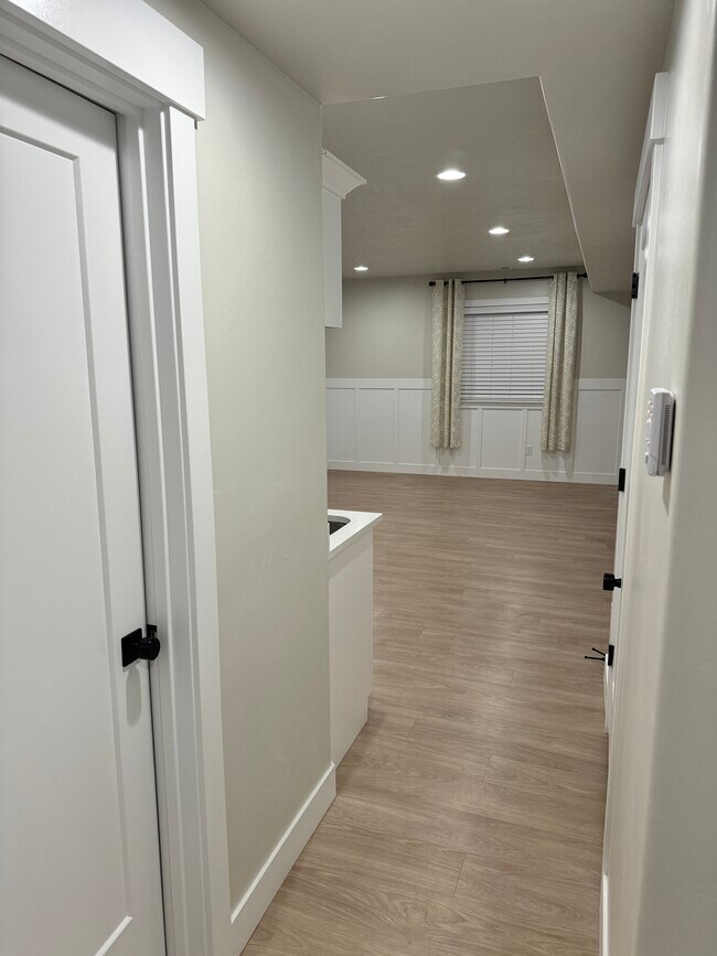 Foyer - 88 S Hayata Ln