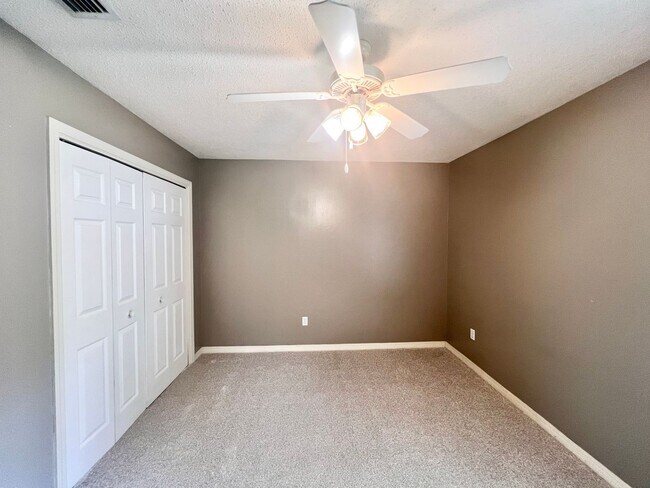 Building Photo - Charming Home - Spacious Lot Near Whiting
