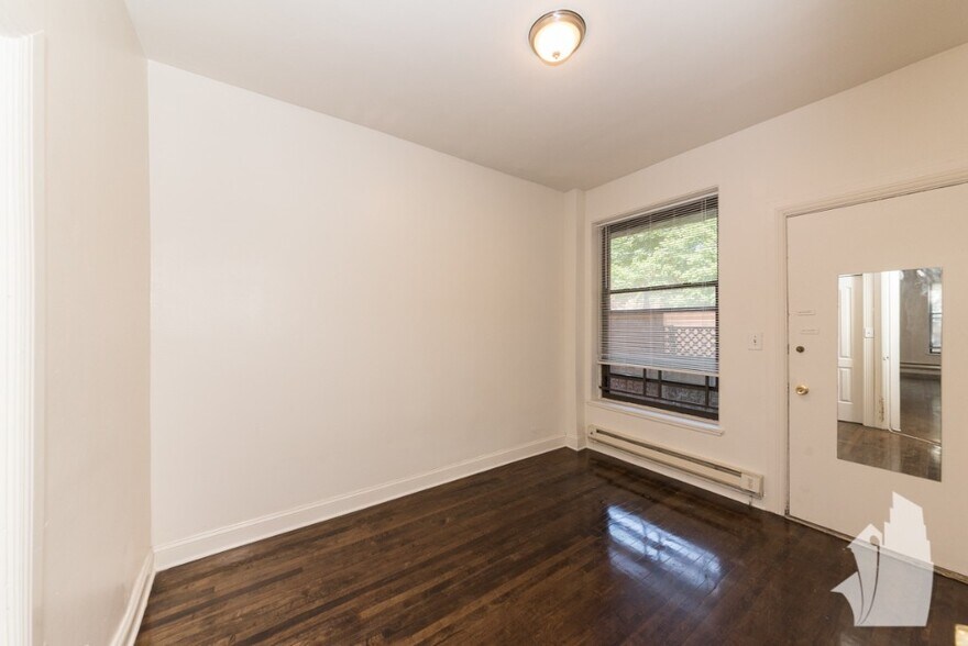 Building Photo - 3839 N Greenview Ave