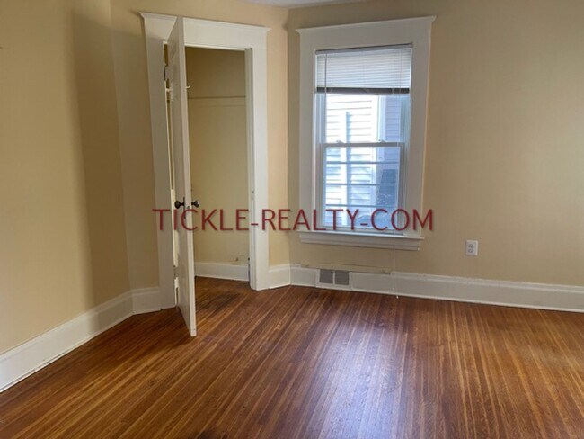 Building Photo - 37-37 Wellesley St