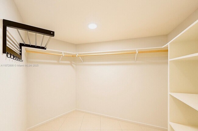 Building Photo - 3301 N Country Club Dr