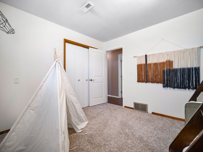 Building Photo - Spacious 4-Bedroom Pet-Friendly Home in North Spokane