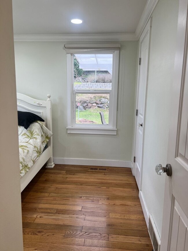 Building Photo - Renton 2 bedroom 1 bath home available now!