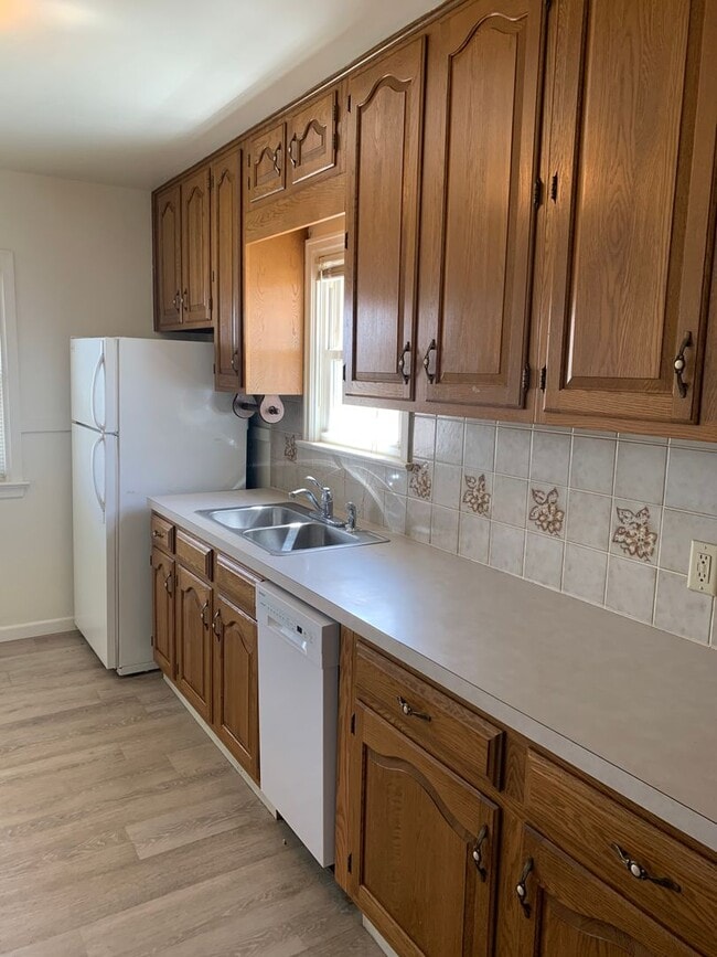 Building Photo - 2 BEDROOMS PLUS 2 BONUS ROOMS, 2 BATHROOM SINGLE FAMILY HOME WITH 1 CAR GARAGE