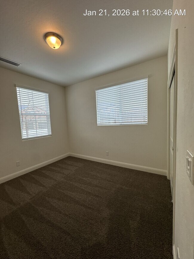 Building Photo - 4 Bedroom home located in Northside Visalia! Available Now!!