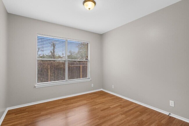 Building Photo - 905 Lodosa Dr