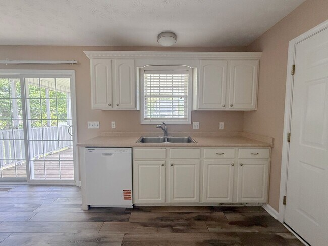 Building Photo - Pet-Friendly 3-Bedroom Home with Garage, Screened-In Porch & Spacious Bedrooms