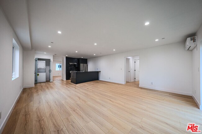 Building Photo - 1525 S Carmelina Ave