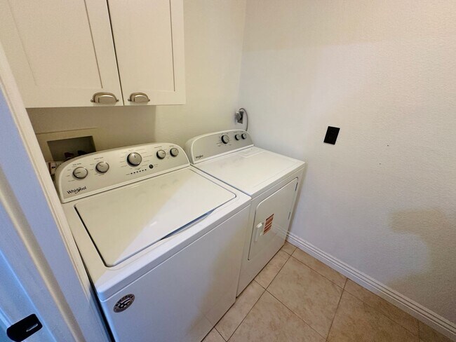 Building Photo - Beautiful 2 bed 2 bath condo in guard gated Residence at Canyon Gate community! Home features bea...