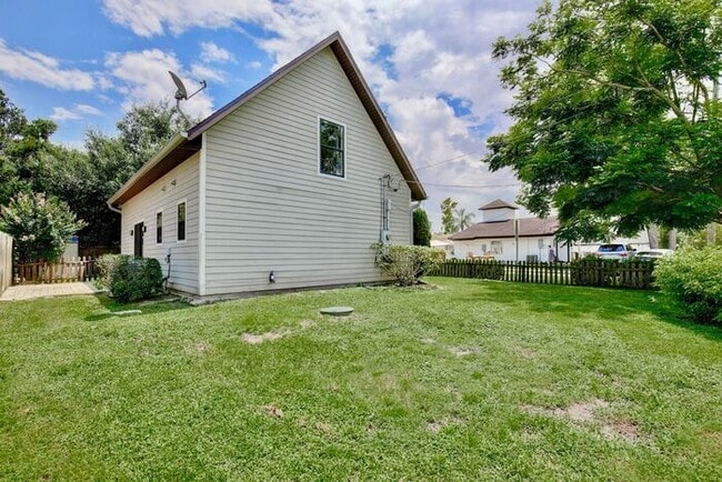 Building Photo - Lovely 3/2.5 Spacious Home with a Large Backyard in an Unbeatable Location near Downtown Orlando!