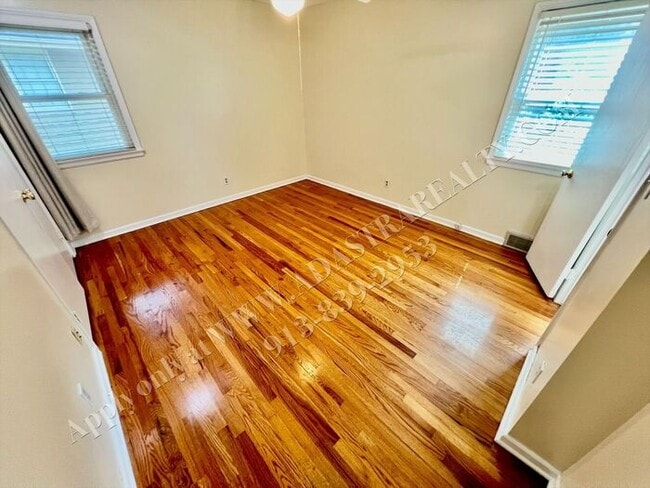 Building Photo - Lovely Home In Nall Hills-Available NOW!