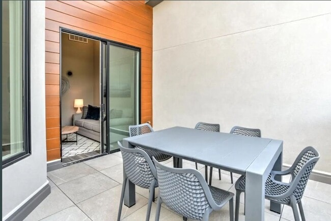 Building Photo - Stunning Furnished Townhouse in the South ...
