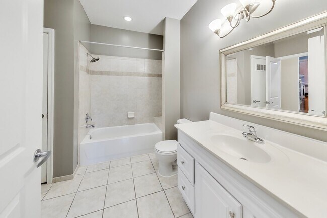 Building Photo - Luxury 1BD/1BA condo steps to SS METRO