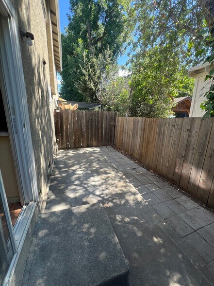 Building Photo - 494 Rose Ave