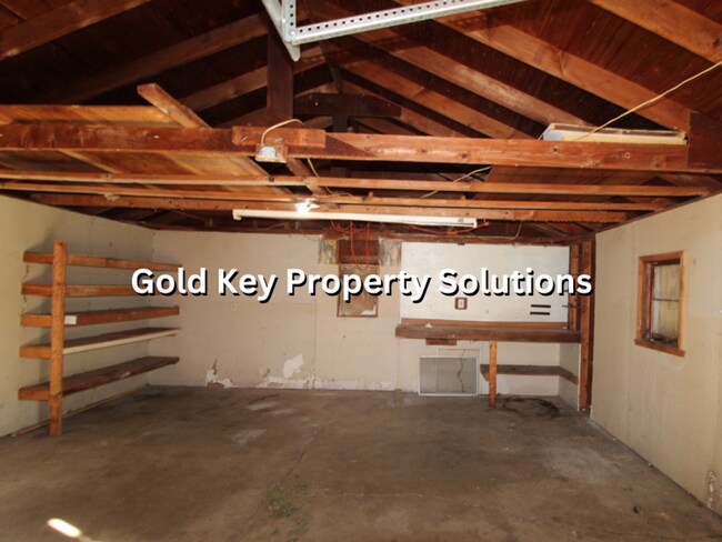 Building Photo - 3 BR 1 BA House with Garage Across from Pu...
