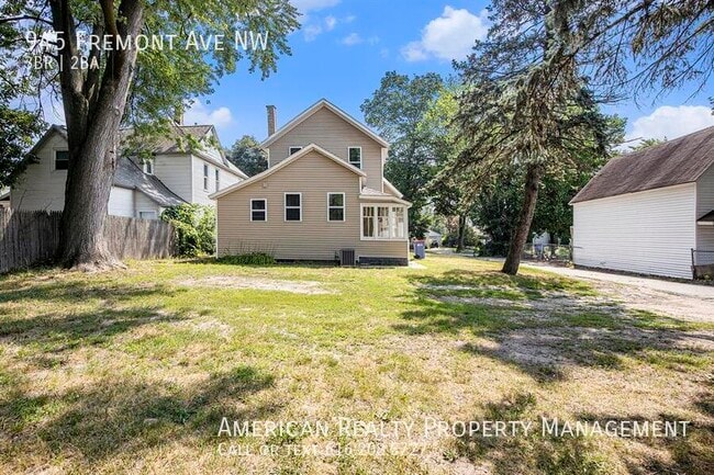 Building Photo - 945 Fremont Ave NW