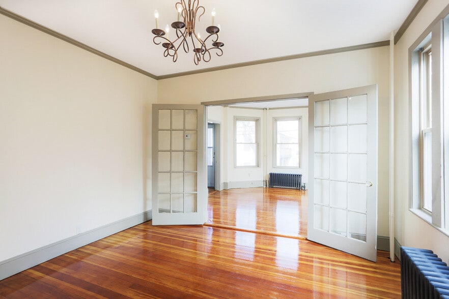 Building Photo - 31 Roslyn St