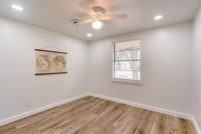 Building Photo - 1405 E Main St