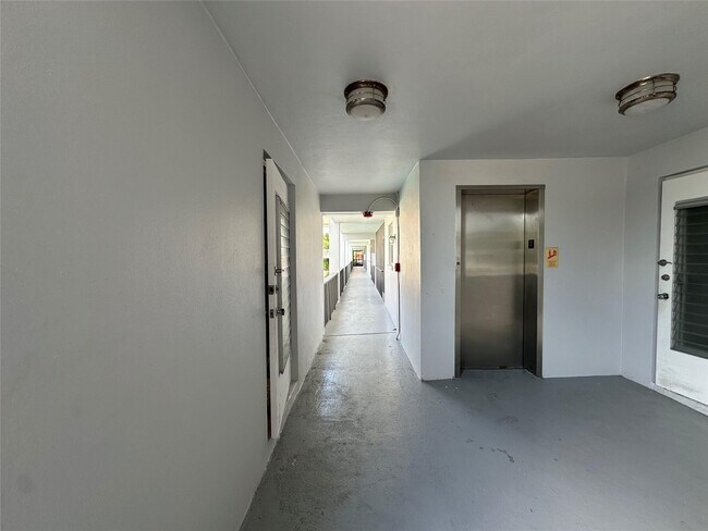 Building Photo - 651 Pine Dr