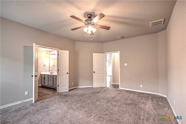 Building Photo - 802 Kendra Dr