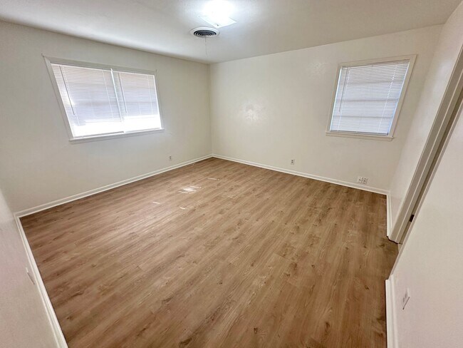 Building Photo - AVAILABLE NOW !!