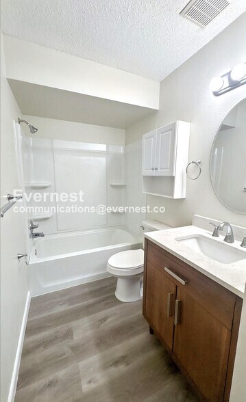 Building Photo - 2901 Bay View Dr