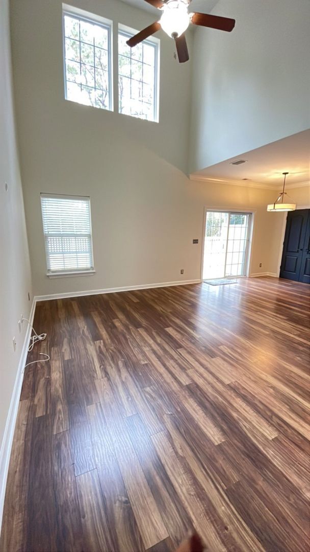 Building Photo - Nicely updated 3 bedroom/2 bath townhome i...