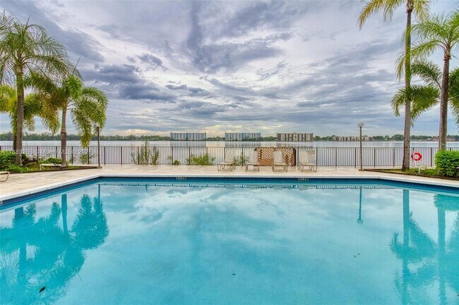 Building Photo - 115 Lake Emerald Dr