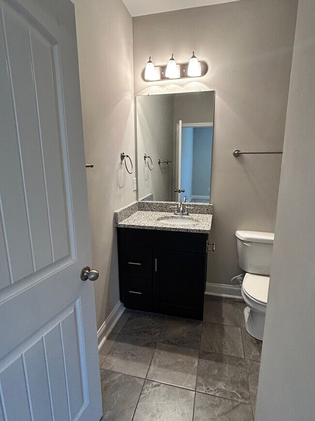 Building Photo - 3 Bedroom 3.5 Bath Spacious Townhome