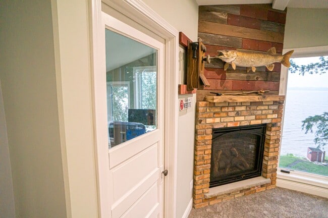 Building Photo - FULLY FURNISHED LAKE HOME