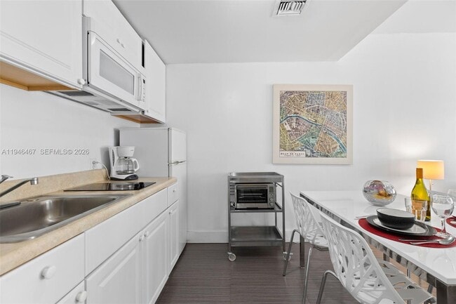 Building Photo - 530 Ocean Dr