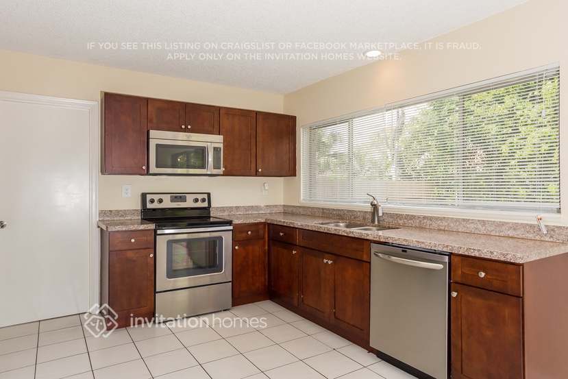 Building Photo - 10431 NW 20th Ct