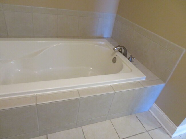 Building Photo - River Towne Condominium Unit 503 - Large condo for rent  3 bedrooms/2 baths.  $2400/month