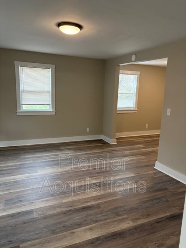 Building Photo - 404 E 8th St