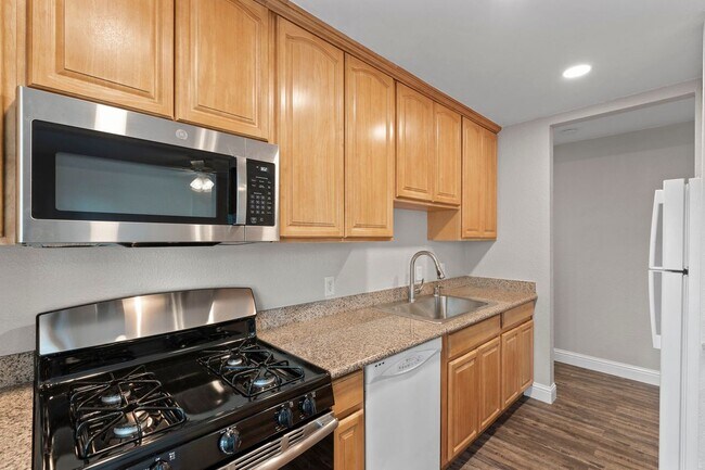 Building Photo - 975 Murrieta Blvd