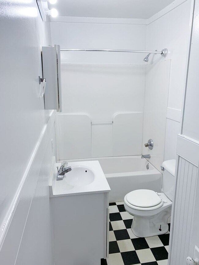 Building Photo - 3 Bedrooms 2 Full Bathrooms with fenced in...