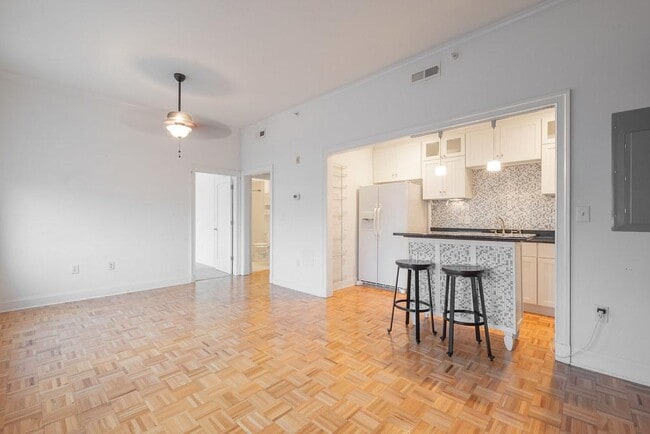 Building Photo - 212 E Clay St