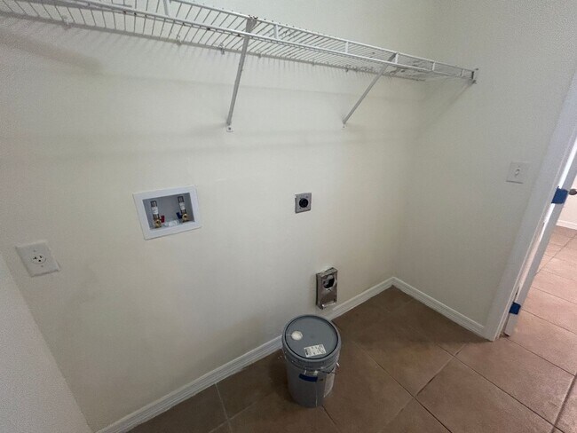 Building Photo - Coming soon  3/2  Pool home