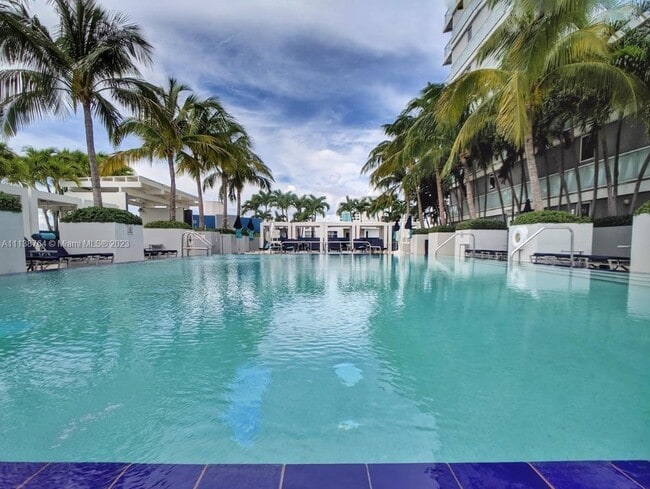 Building Photo - 3101 Bayshore Dr