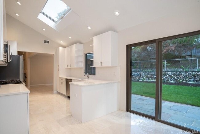 Building Photo - 17 Vista Dr