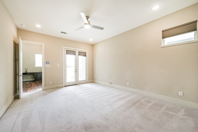 Building Photo - 5425 Hidalgo St